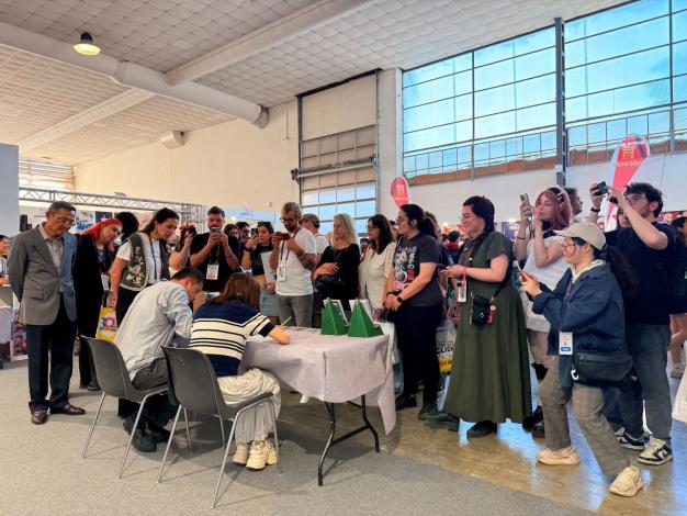 The two featured Taiwanese artists engaged with the visitors at the Taiwan Pavilion.