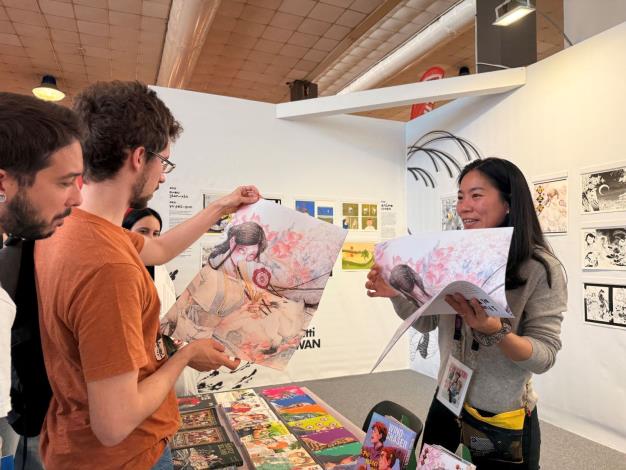 Local comic book enthusiasts showed great interest in the Taiwan Pavilion.
