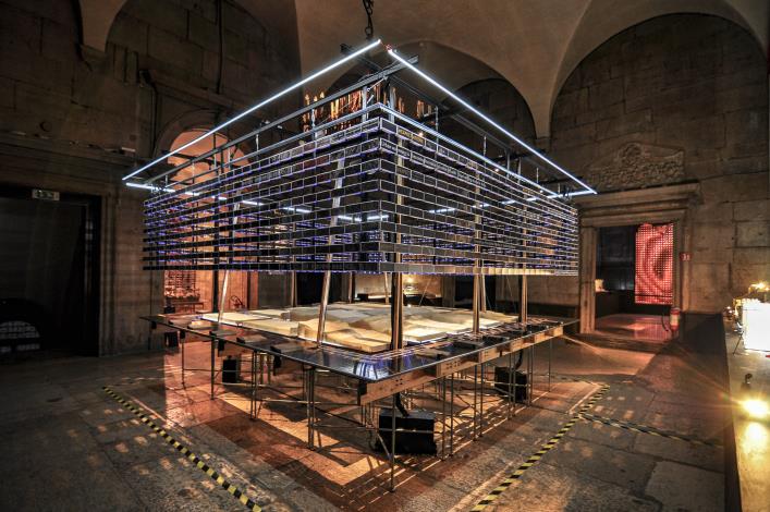 The Pavilion centers on a core installation, a 'technological island' featuring E-Ink displays that portray Taiwan’s landscapes