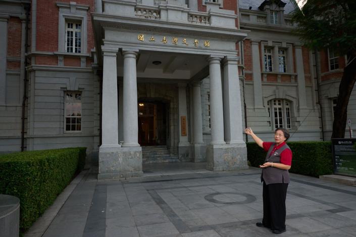 2導覽志工介紹臺文館建築特色