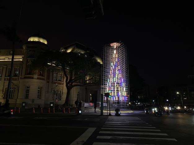 「寶島萬花」戶外特展展期自2023年12月8日起至2024年2月25日，每天17時30分至22時亮燈。