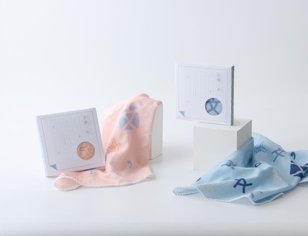 「文學，巾」有粉色、藍色兩款，印刷及裁製皆於臺南當地完成。