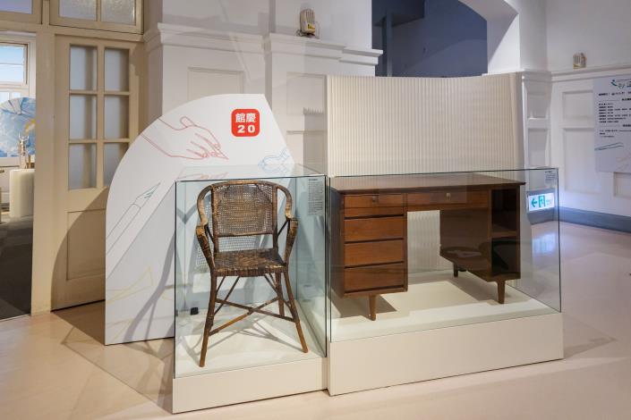「館慶二十．文物賦活」特展現場展出葉石濤藤椅、姚一葦書桌等重量級文物。