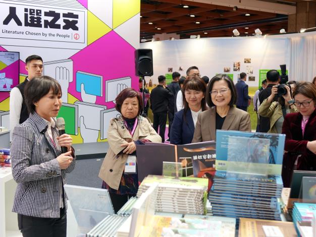 國立臺灣文學館長林巾力（左1）為總統蔡英文（右2）介紹臺灣文學外譯成果與國家語言出版品。