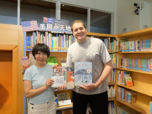 美國在台協會高雄分處長張子霖（右）與國立臺灣文學館長林巾力（左）合影。