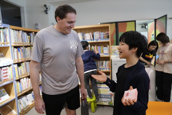 張子霖處長（左）親切地以美語與小朋友交流。