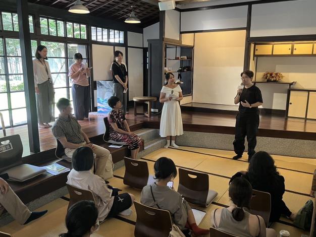 雲門舞集舞蹈教室經理郭伊容致詞