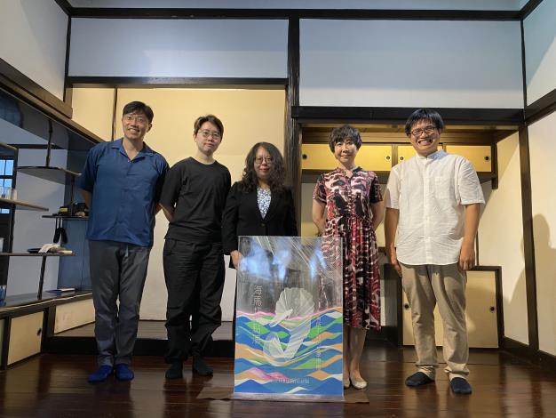 （右起）臺北醫學大學跨領域學院執行長吳明錡、國立臺灣文學館長林巾力、作家暨本展文學策展人張亦絢、雲門舞集舞蹈教室經理郭伊容、成功大學醫學系副教授吳易叡共同為「海馬打點滴：你有所不知的文學療癒」特展揭開序幕。