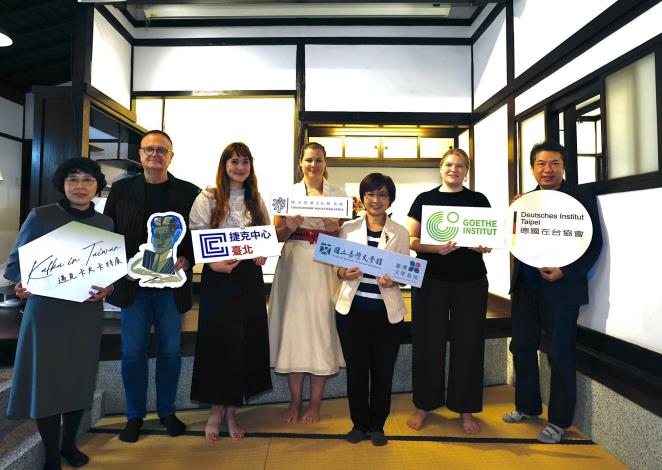 各國代表在「Kafka in Taiwan」特展開幕式上合影留念（臺北歌德學院提供）