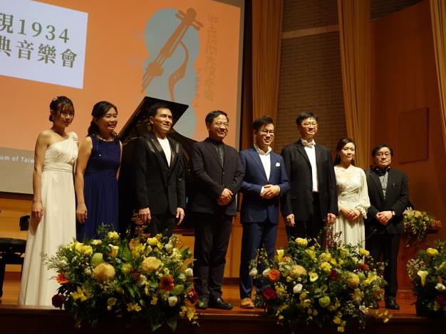 （右起）導聆人吳叡人、女高音陳慧如、男中音陳國麟、男高音朱育陞、小提琴家王逸超、鋼琴家陳冠宇、鋼琴伴奏王品惠及王亮尹合影。