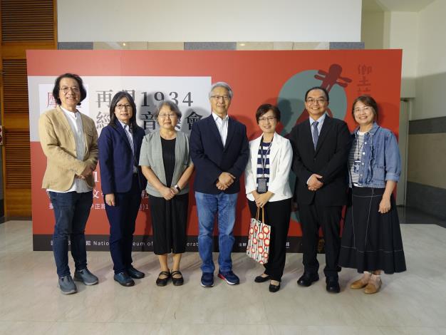 中研院院長廖俊智（右4）、臺文館館長陳瑩芳（右3）、副館長蔡明諺（右2）、研究員洪秀梅（右1）；中研院臺史所檔案館主任王麗蕉（右6）、秘書處處長曾國祥（右7）開心合影。