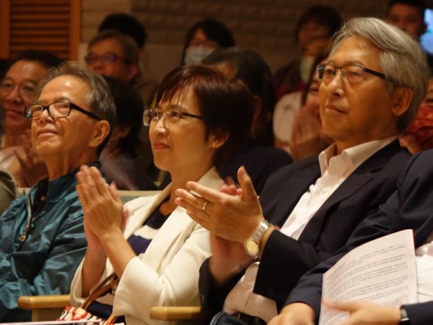 臺文館館長陳瑩芳（中）、中研院院長廖俊智（右）專注聆聽精彩演出。