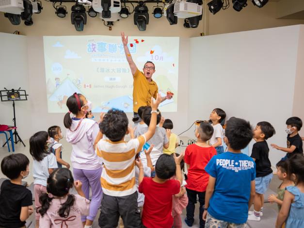 2024「故事聯合國」加拿大場次，講師灑下花瓣，讓大家一同為故事中完成夢想的女孩喝采。