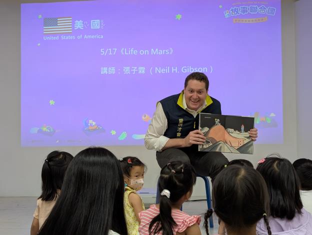 張子霖處長用生動的肢體語言分享美國繪本故事 的副本