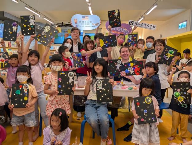 大小朋友一起用黏土創造自己的太空世界