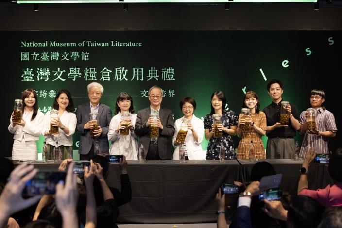 （左起）立法委員吳沛憶及吳思瑤、國藝會董事長林淇瀁、文化部次長李靜慧、文化部長李遠、國立臺灣文學館長陳瑩芳、作家張郅忻、創作者李劭婕、重田誠治、Mojo，一同釀製梅酒，取創作經「時光釀造」的意涵。