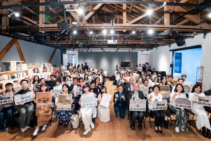 （前排左起）「新新新文學青年創作實驗計畫」Mojo、重田誠治、李劭婕、張郅忻、文化部李靜慧次長、主持人韓艾婷、譚光磊、文化部長李遠、國立臺灣文學館陳瑩芳館長、立法委員吳思瑤、吳沛憶蒞臨臺灣文學糧倉啟用典禮。