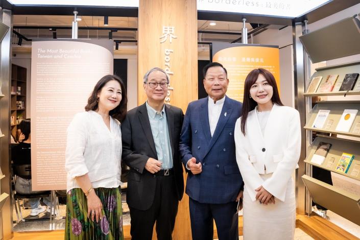 （左起）立法委員吳思瑤、文化部長李遠、臺灣文學糧倉修復團隊忠煌營造吳董事長、立法委員吳沛憶蒞臨臺灣文學糧倉啟用典禮。