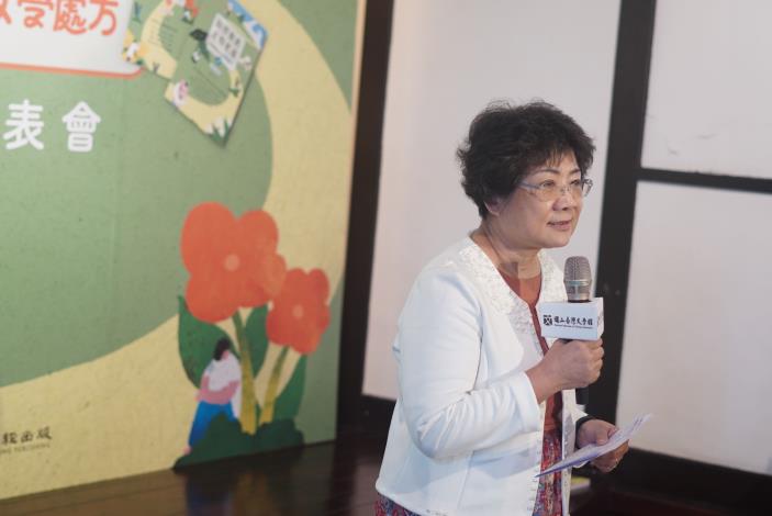 07-《陪伴彼此，走得更遠》「伴寫手冊」邀請黃素菲心理師策劃，從書寫療癒角度設計42天療癒計畫，邀請讀者以書寫重新定義「照顧」（國立臺灣文學館提供）