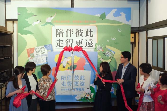 09-《陪伴彼此，走得更遠》如同一份禮物，與會貴賓共同開箱（左起作家吳妮民、衛服部醫事司劉越萍司長、國立臺灣文學館陳瑩芳館長、聯經出版陳芝宇總經理、臺北市立聯合醫院劉建良醫師、黃素菲心理師）（攝影／游子宸，聯經出版提供）