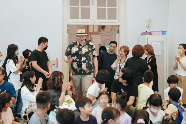 張子霖處長蒞臨臺文館「故事聯合國」活動現場，大家熱烈歡迎！