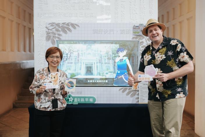 張子霖處長(右)至臺文館參觀「518國際博物館日」展會活動，與陳瑩芳館長(左)合影。