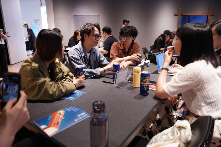 （左起）音樂人林理惠、張淦勛、張嘉祥以及詩人李蘋芬討論對作品改編的想法。