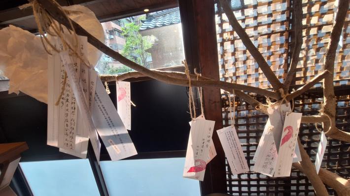 「臺灣文學的愛情書寫」特展設置「愛的印記」互動展示，邀請觀眾留下對愛的感受與想法，讓個人書寫成為展覽持續累積的一部分。