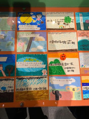 小小策展人親手繪製「命中注定的童詩」的好話卡，原稿於展場中展出。(臺文館提供)
