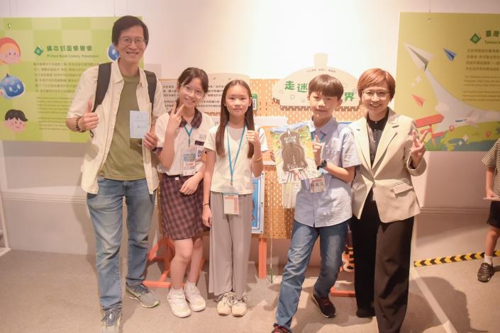 「走迷宮看世界」的靈感來源是林世仁(左1)的圖象詩，小小策展人與林世仁老師合照。(臺文館提供)