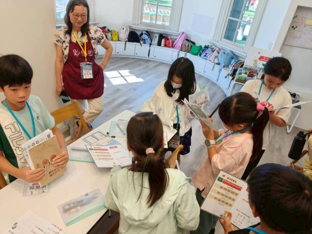 夏令營活動期間，學員們在老師的帶領下用心記錄靈感以及組員之間的討論，完成自己的策展小筆記。(臺文館提供)