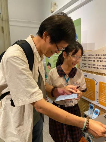 「走迷宮看世界」的靈感來源是林世仁老師的圖象詩，小小策展人開心的向林老師分享迷宮遊戲方式。(臺文館提供)