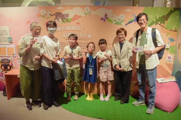 「請到我的家鄉來」的靈感來自劉如桂(左2)的繪本《劍獅出巡》，小小策展人與劉如桂老師合照。(臺文館提供)