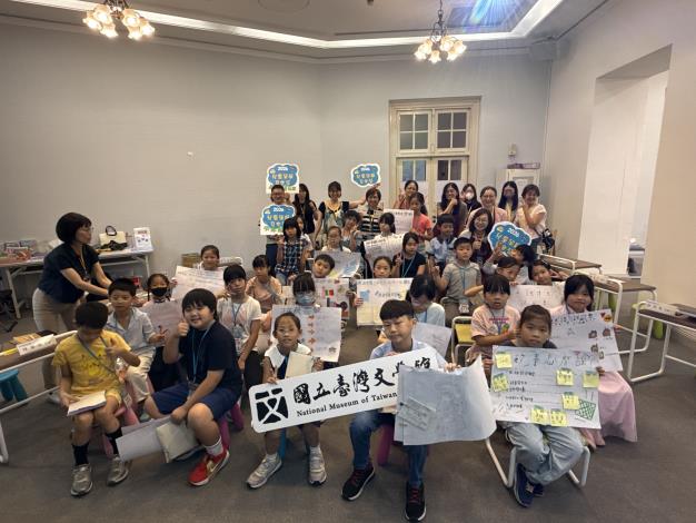 夏令營最後一天，學員分組向陳瑩芳館長、展覽設計公司分享關於「兒童文學」的策展想法，邀請大人們一起幫忙，孵出小小的夢想。(臺文館提供)