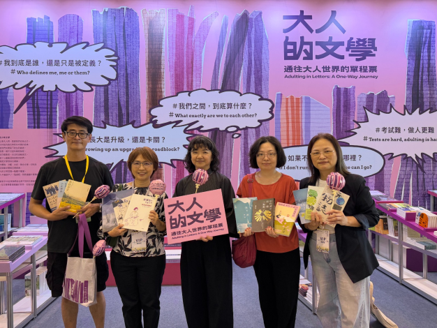文化部李靜慧次長(圖中)、人文出版司鄧美容司長(右1)、臺文館陳瑩方館長(左2)、聯合文學李文吉總經理、印刻文學陳健瑜主編(右2)於文學書區合影。