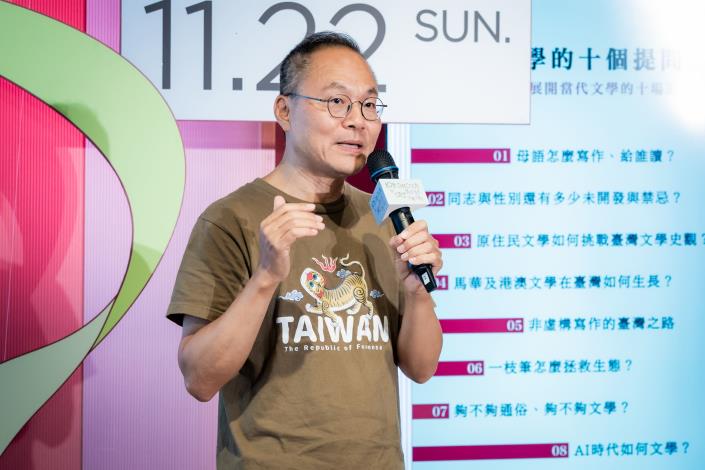 策展人鴻鴻表示，年度主題「Both Directions at Once：歷史正發生．臺灣近未來」源自於臺灣文學發展趨勢的觀察，回望歷史與想像未來，看似相反，實則在當代臺灣文學中同步發生，也讓世界得以透過文學重新理解臺灣。（國立臺灣文學館提供）