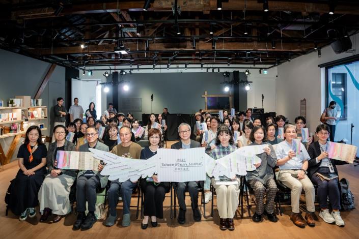2026第二屆臺灣作家節宣告記者會，前排左起作家楊佳嫻、「新新新文學：青年青年創作實驗」計畫主持人吳明倫、國家文化藝術基金會彭俊亨董事長、策展人鴻鴻、國立臺灣文學館陳瑩芳館長、文化部李遠部長、李靜慧次長、作家煮雪的人、台灣文創發展股份有限公司林璞總監、國立臺灣文學館林佩蓉副館長，及國家電影及視聽文化中心褚明仁董事長、臺灣豫劇團賴世哲代理團長、作家楊翠、瀟湘