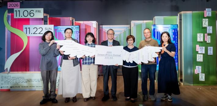 2026第二屆臺灣作家節在（左起）作家煮雪的人、「新新新文學：青年青年創作實驗」計畫主持人吳明倫、文化部李靜慧次長、部長李遠部長、國立臺灣文學陳瑩芳館長、策展人鴻鴻、作家楊佳嫻的見證下展翅、揭開序幕。（國立臺灣文學館提供）