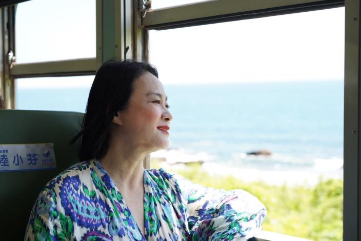金馬影后陸小芬重現電影《看海的日子》，彷彿將時空帶回到1983年電影裡的那班列車上，再現女主角白梅坐在火車上遙望窗外開闊海景，與遠方龜山島的經典畫面。