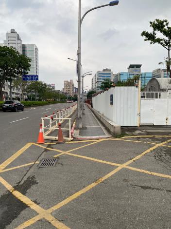 50號大門往松山車站方向護欄情況