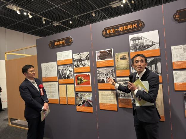 國家鐵道博物館籌備處主任鄭銘彰與日本策展人共同為貴賓導覽。
