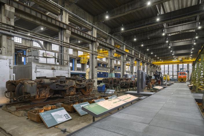 03.車輛維修重心的柴電工場，除展示鐵博典藏修復的車輛及維修各階段的機具設備，並以圖、文、影音還原車輛維修情形。