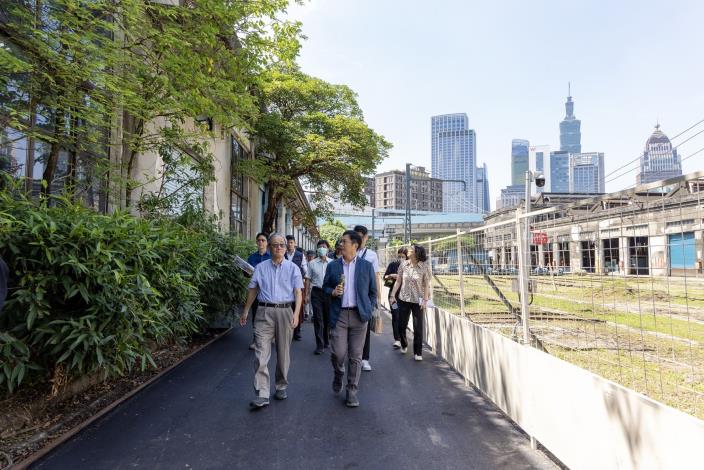 15.貫穿國家鐵道博物館園區長達335公尺的南北通道，將併隨第一階段開館開放行人通行，讓民眾可以貼近觀賞園區的古蹟建築群。