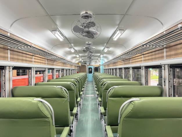 5.修復完成的藍皮柴油客車內裝以可翻轉方向的草綠色座椅搭配灰色旋轉吊扇，再現經典。