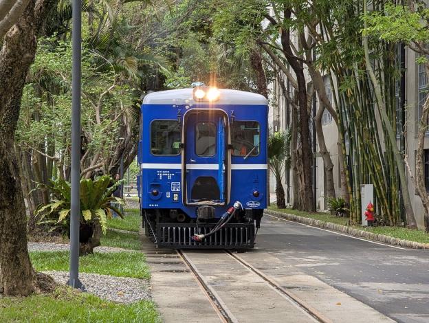 2.修復完成的藍皮柴油客車，將於假日限定乘車體驗時段行駛於園區內修復的軌道上。