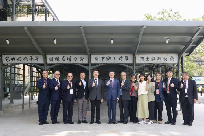 國家鐵道博物館正門口旁為昔日臺北機廠員工上下班的「打卡棚」，與會貴賓也在標語下象徵性打卡合影。