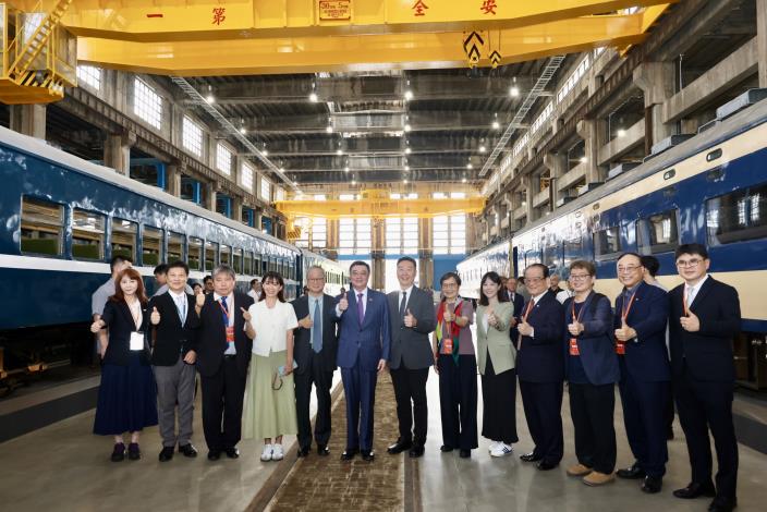 與會貴賓見證超過2,000坪的柴電工場轉化為博物館展示空間，呈現歷經考證修復的典藏車輛。