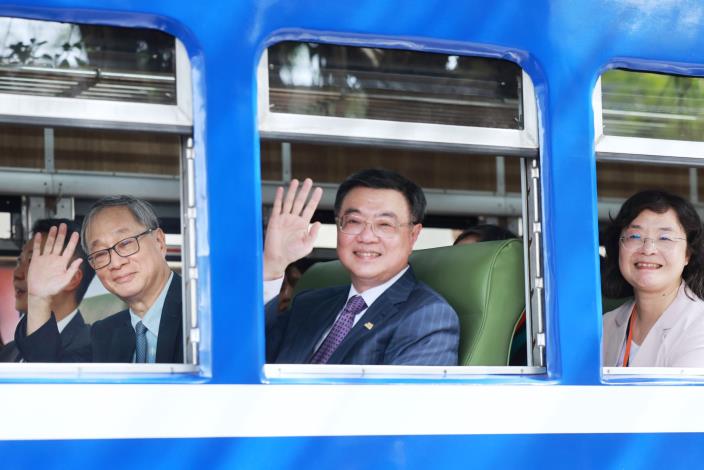 行政院長卓榮泰（中）與文化部長李遠（左）搭乘臺北市地表唯一行駛火車-藍皮柴油客車，見證國家鐵道博物館第一階段開放正式啟動。