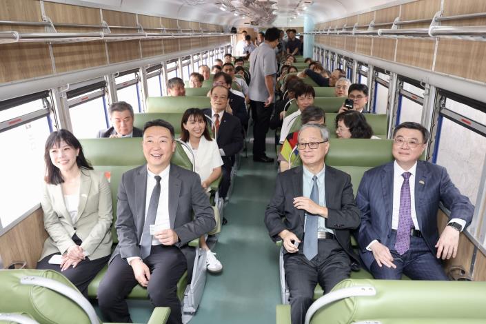 國家鐵道博物館將推出假日限定乘車體驗，行政院長卓榮泰（前排右起）、文化部長李遠、交通部長陳世凱、行政院發言人李慧芝、立法委員張雅琳（次排左2）等人搭乘充滿懷舊氣氛的藍皮柴油客車。