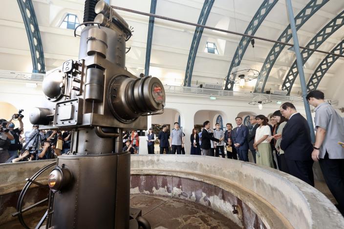 與會貴賓在常設展「氤氳時代─員工澡堂」的中央浴池區，參觀由藝術家廖建忠打造的裝置藝術「蒸汽體X」。